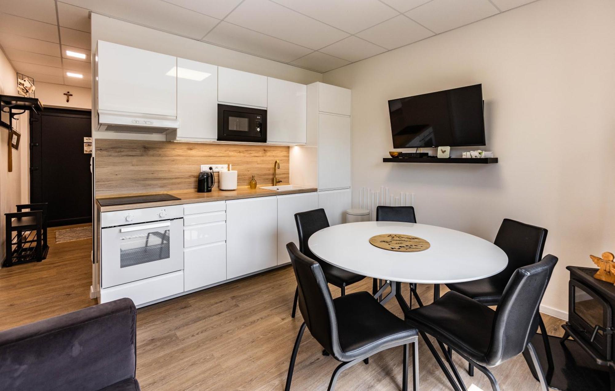 Sunny Apartment With Free Parking Zvolen Bagian luar foto