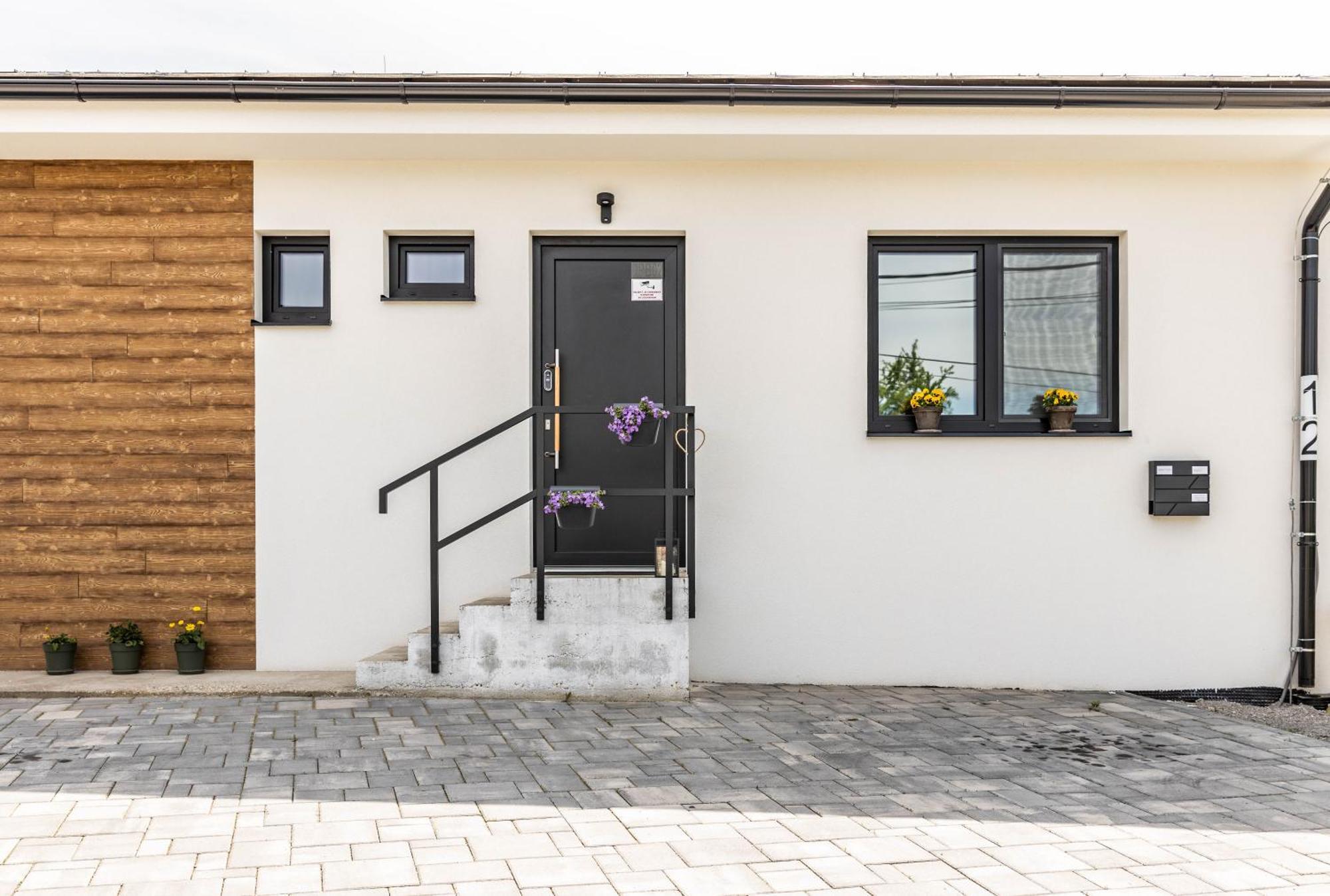 Sunny Apartment With Free Parking Zvolen Bagian luar foto